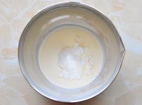淡奶油放在打蛋盆里，加入糖粉，进行打发