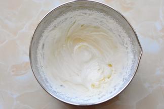 打发好的淡奶油状态如下图