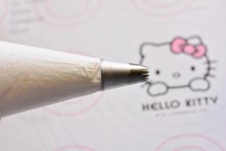 裱花嘴放在裱花袋里，装入奶油，我用的是10齿的学厨裱花嘴