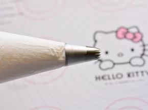 裱花嘴放在裱花袋里，装入奶油，我用的是10齿的学厨裱花嘴
