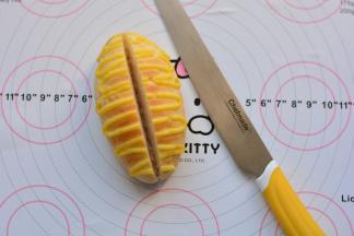 把面包从中间切开，挤入奶油，就可以食用啦