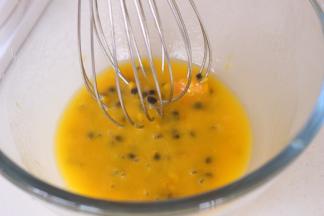 用蛋抽搅拌均匀