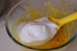 取三分之一蛋白霜到蛋黄糊中