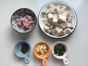 嫩豆腐一块切小块、去皮五花肉100g剁碎、花椒粉1g、姜2片、蒜瓣2个拍碎、葱花少许
