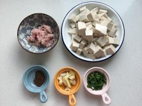嫩豆腐一块切小块、去皮五花肉100g剁碎、花椒粉1g、姜2片、蒜瓣2个拍碎、葱花少许
