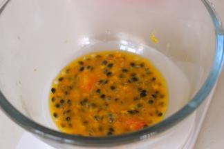 将百香果果肉挖出，烤箱160度预热