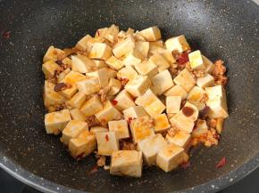 放入豆腐轻翻均匀