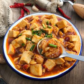 装盘撒花椒粉和葱花