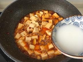 再放半碗淀粉水（半汤匙生粉半碗清水搅拌均匀）