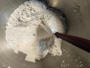 首先把高筋面粉跟低筋面粉拌匀。