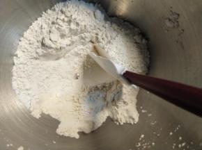 首先把高筋面粉跟低筋面粉拌匀。