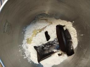 然后加入枣泥馅、鸡蛋、盐、泡打粉、小苏打、臭粉，再次搅拌均匀。