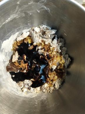 把色拉油跟黑糖糖浆加入后，再次搅拌均匀。