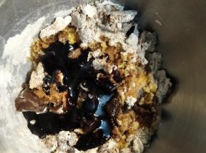 把色拉油跟黑糖糖浆加入后，再次搅拌均匀。