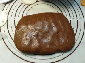 把面团取出放到揉面垫上，叠压至光滑，用保鲜膜盖上备用。