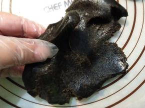 取出准备好的月饼馅料，揉搓均匀。