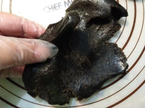 取出准备好的月饼馅料，揉搓均匀。