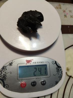 把馅料分成24g一份。