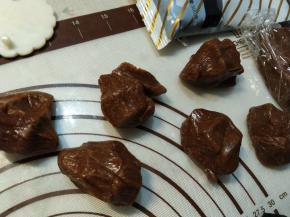 我使用的是6连马芬模具，因此先称量6份面团跟馅料。