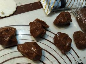 我使用的是6连马芬模具，因此先称量6份面团跟馅料。