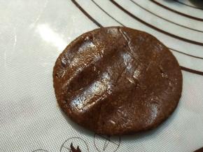 先取出一块面团，压扁。