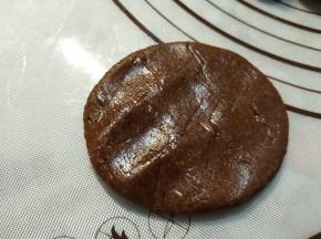 先取出一块面团，压扁。