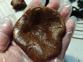 然后轻轻的把皮拿起来，放在手心。