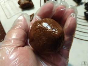 包好后变成一块光滑的圆球。