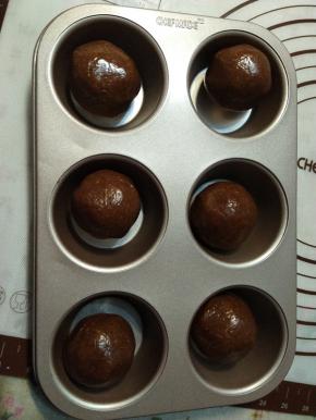 把包好的圆球放入模具内。