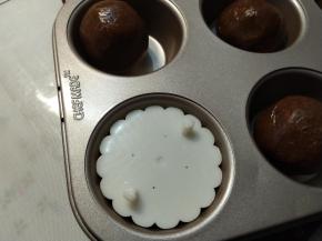 然后选择自己喜欢的图案的月饼花片，把圆球压扁，贴紧模具，然后抬起花片。