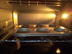 烤箱上火180度，下火160度预热十分钟，然后把模具放入，烤制13-15分钟即可。
