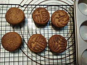 趁热脱模，在晾晒网上放凉，降到手温就可以包装了。