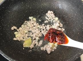 锅中放油姜蒜爆炒之后放肉末翻炒变色加1红油豆瓣酱