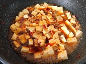加少许盐、少许老抽、白糖半汤匙、小半碗清水轻翻均匀煮3分钟