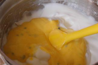 将搅拌均匀的蛋糕糊倒入剩余的蛋白霜中