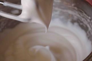 打发的蛋清分三次加入细砂糖，直至打发到湿性和干性之间即可