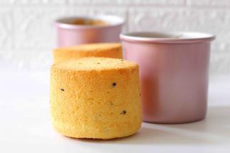 出炉立即震出热气，倒扣直至模具变凉在脱模