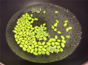 将青豆煮5-8分钟后捞出沥干水份备用。