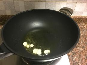 放入大蒜片翻炒5秒。