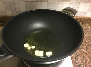 放入大蒜片翻炒5秒。