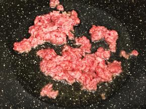 锅中放入少许油，加入牛肉翻炒