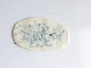 按扁擀成椭圆形