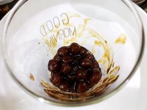 准备一个杯，加入煮好的黑糖珍珠