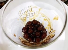 准备一个杯，加入煮好的黑糖珍珠