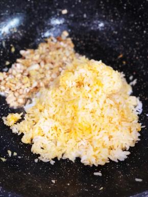 锅中加入已调好味的米饭