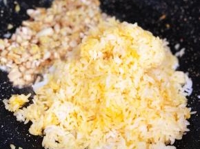 锅中加入已调好味的米饭