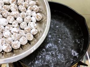 全部做好后烧一锅水，水滚开后下入珍珠
