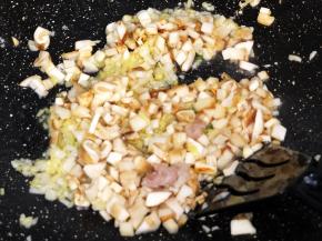 加入松茸翻炒片刻。