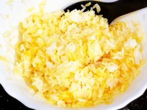 米饭中放入适量的盐，少许鸡粉、蛋黄拌匀，备用