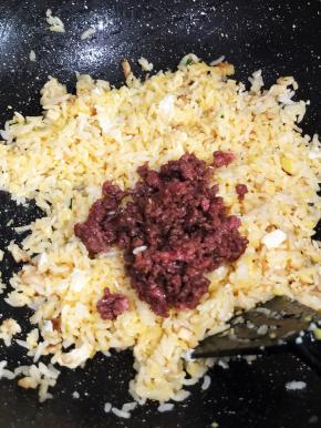 加入牛肉翻炒。